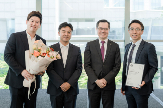 김지현(오른쪽) 현대글로비스 글로벌물류사업전략실장이 필립 고 국제항공운송협회(IATA) 아태지역본부 부사장(오른쪽 두번째) 등 관계자들과 지난 25일 열린 리튬 배터리 항공운송 인증(CEIV) 수여식에서 기념 촬영을 하고 있다. 현대글로비스 제공